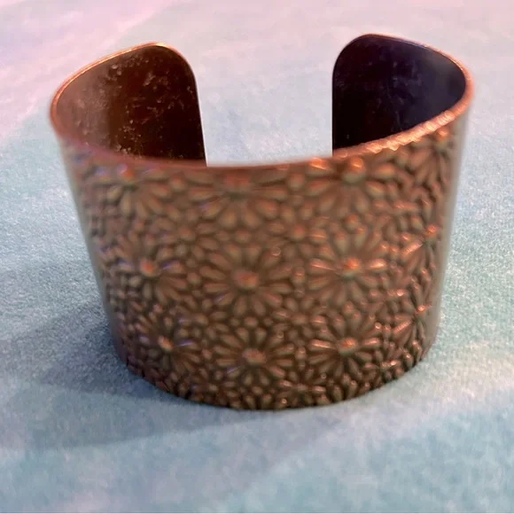 🌻HP🌻 3/$21 ⚡️ Brass Cuff Bracelet with Stamped Flowers - Picture 2 of 11